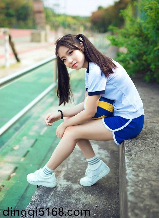 美女露出尿口让男生爽痛